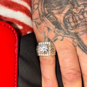 Elegant 14k white gold.  Diamond Ring 2ct